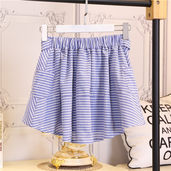 Μοντέρνα γυναικεία σορτς ριγέ 