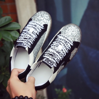 Γυαλιστικά πάνινα γυναικεία  παπούτσια σε δύο χρώματα με επιγραφές