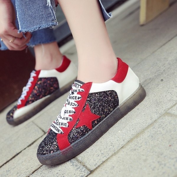 Γυαλιστικά πάνινα γυναικεία  παπούτσια σε δύο χρώματα με επιγραφές