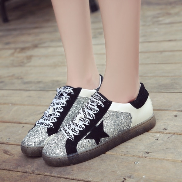 Γυαλιστικά πάνινα γυναικεία  παπούτσια σε δύο χρώματα με επιγραφές