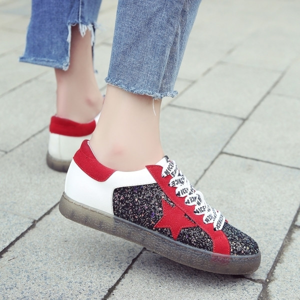 Γυαλιστικά πάνινα γυναικεία  παπούτσια σε δύο χρώματα με επιγραφές