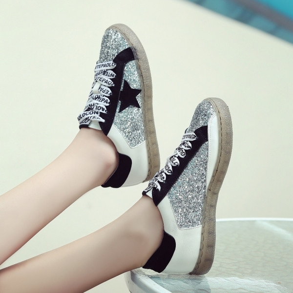 Γυαλιστικά πάνινα γυναικεία  παπούτσια σε δύο χρώματα με επιγραφές