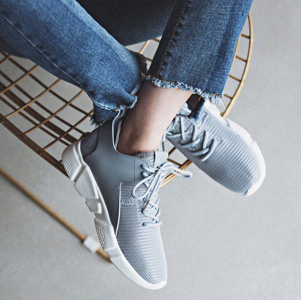 Αθλητικά  γυναικεία παπούτσια σε καθαρό σχέδιο σε τρία χρώματα με πολύ άνετη σόλα