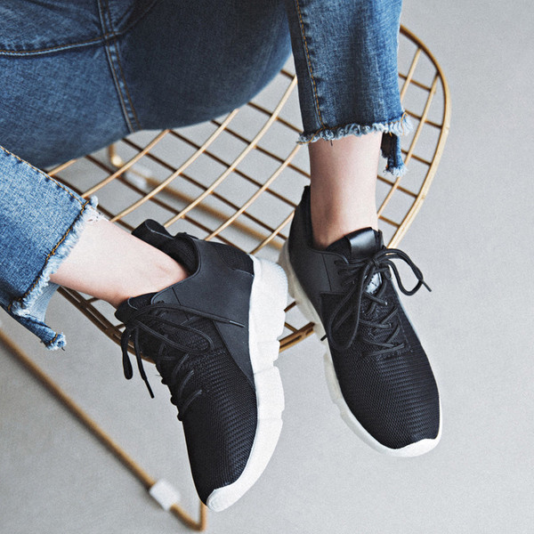 Αθλητικά  γυναικεία παπούτσια σε καθαρό σχέδιο σε τρία χρώματα με πολύ άνετη σόλα