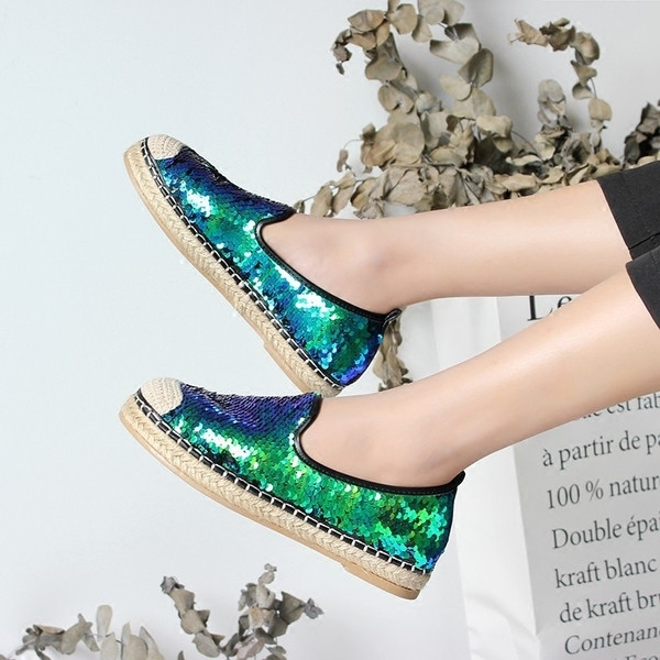 Γυαλιστερά γυναικεία κομψά πάνινα παπούτσια σε δύο χρώματα κατάλληλα για τη καθημερινή ζωή