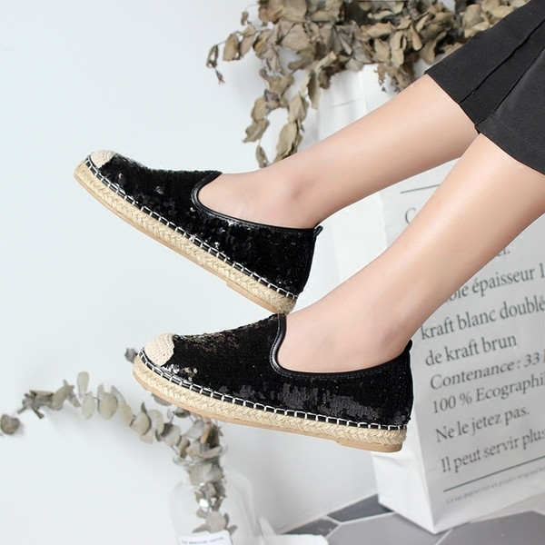 Γυαλιστερά γυναικεία κομψά πάνινα παπούτσια σε δύο χρώματα κατάλληλα για τη καθημερινή ζωή