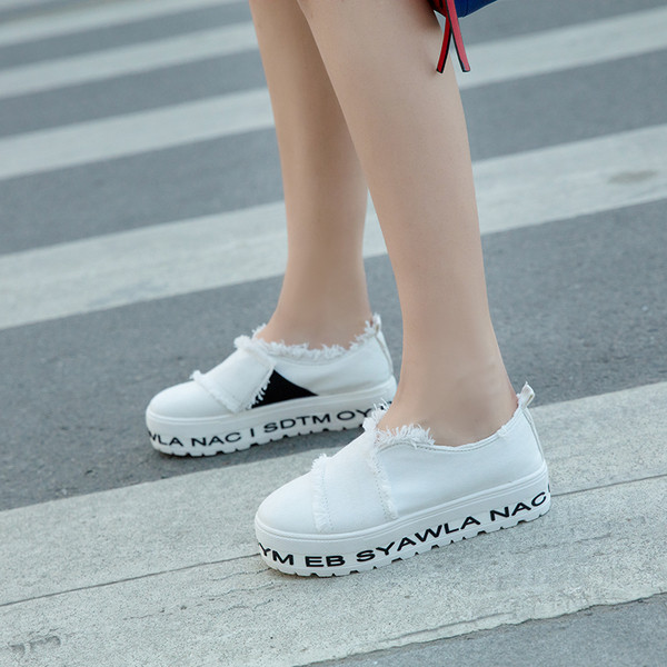 Ενδιαφέρουσα γυναικεία μοντέλα μοκασίνια  σε τρία χρώματα