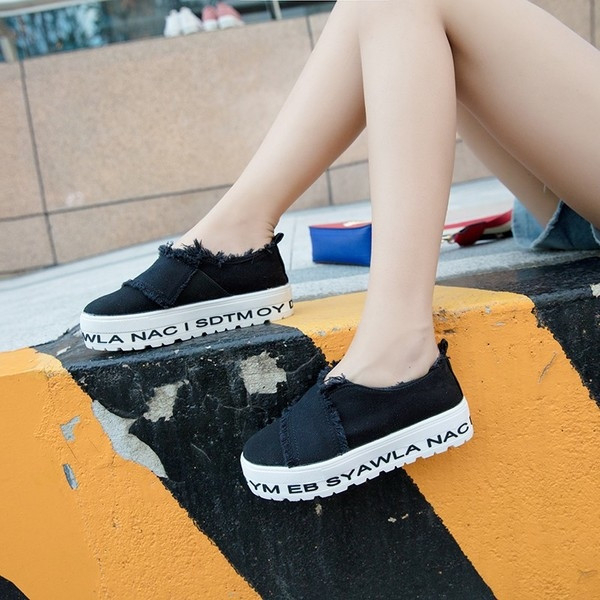 Ενδιαφέρουσα γυναικεία μοντέλα μοκασίνια  σε τρία χρώματα