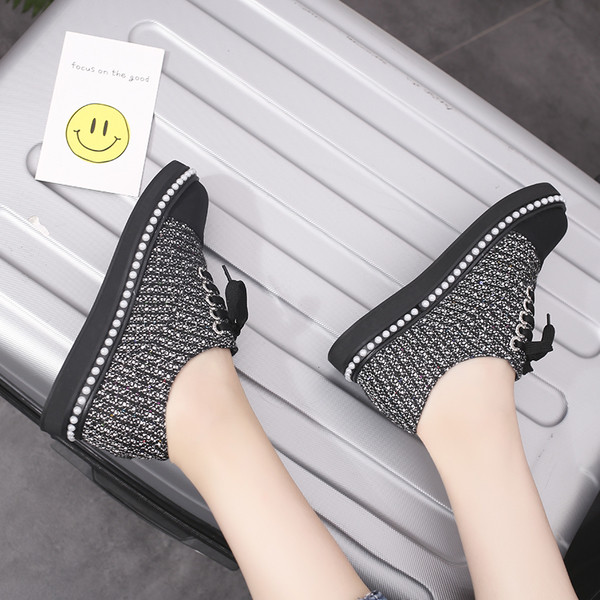 Κομψά γυναικεία αθλητικά παπούτσια σε μαύρο και άσπρο χρώμα