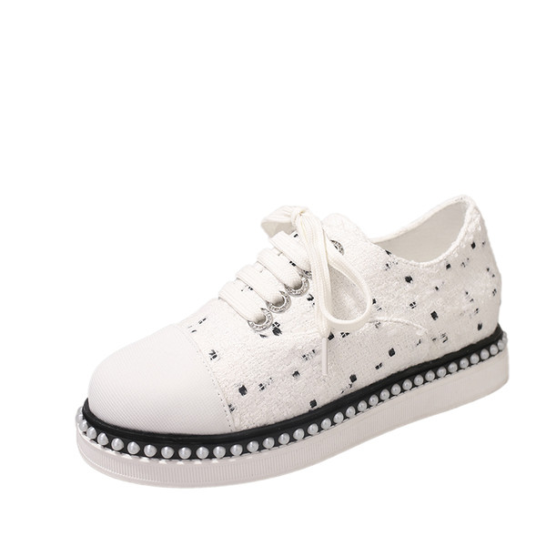 Κομψά γυναικεία αθλητικά παπούτσια σε μαύρο και άσπρο χρώμα