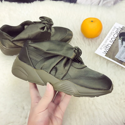 Γυναικεία κομψά αθλητικά παπούτσια σε δύο χρώματα με κορδέλα