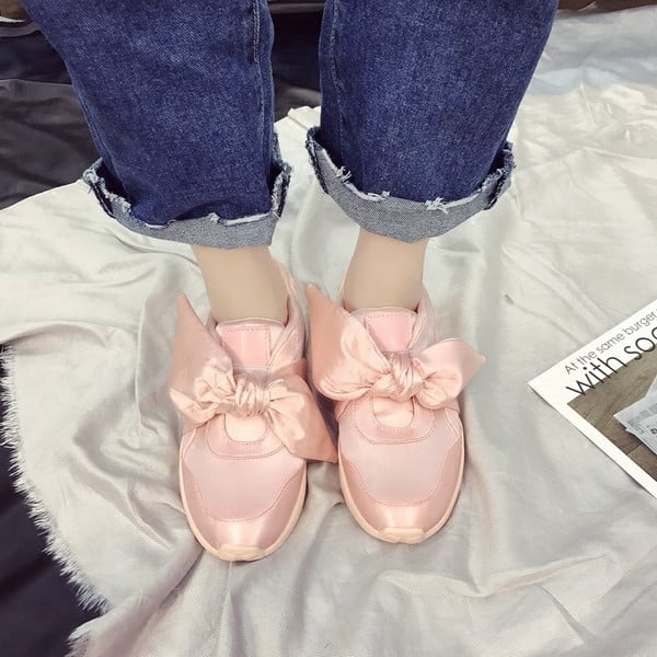 Γυναικεία κομψά αθλητικά παπούτσια σε δύο χρώματα με κορδέλα