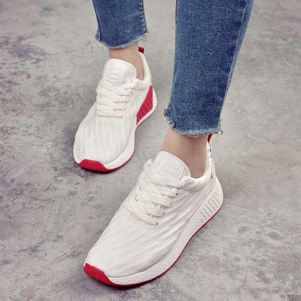 Αθλητικά γυναικεία παπούτσια με πολύ άνετη σόλα σε τρία χρώματα σε καθαρό μοτίβο