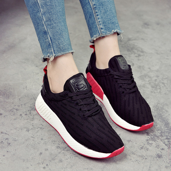 Αθλητικά γυναικεία παπούτσια με πολύ άνετη σόλα σε τρία χρώματα σε καθαρό μοτίβο