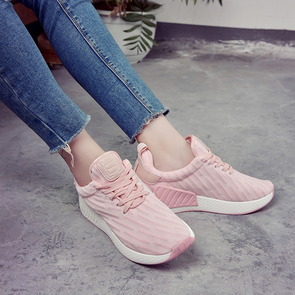 Αθλητικά γυναικεία παπούτσια με πολύ άνετη σόλα σε τρία χρώματα σε καθαρό μοτίβο