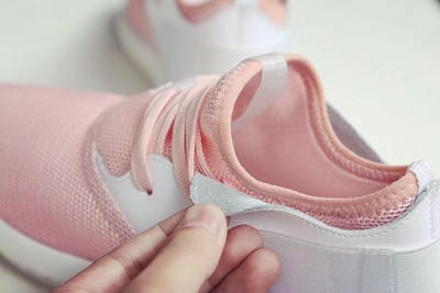 Όμορφα αθλητικά γυναικεία παπούτσιασε γκρι και ροζ χρώμα