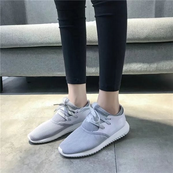 Όμορφα αθλητικά γυναικεία παπούτσιασε γκρι και ροζ χρώμα