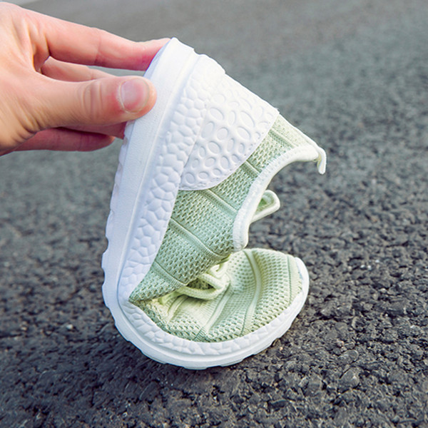 Αθλητικά γυναικεία υποδήματα αδιάβροχα  σε καθαρό μοτίβο