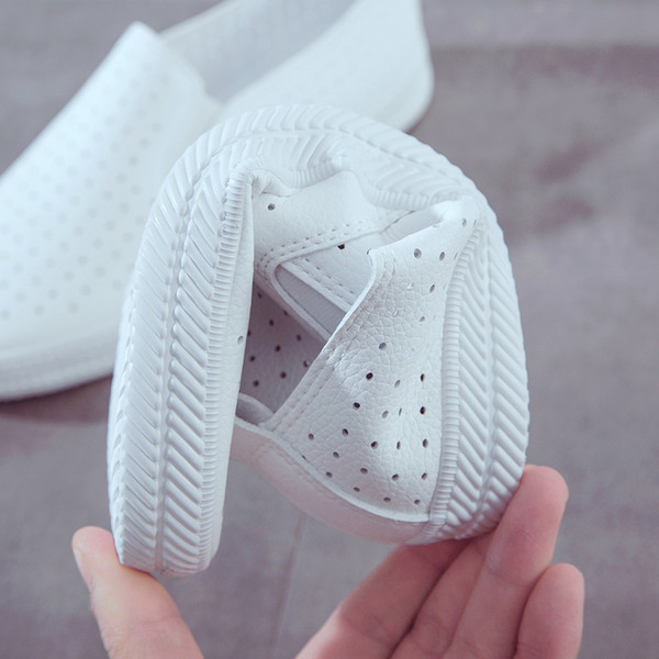 Γυναικεία αναπνεύσιμα παπούτσια σε λευκό και μαύρο χρώμα