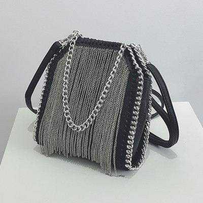 Много красива и стилна дамска чанта в три цвята с метална декорация