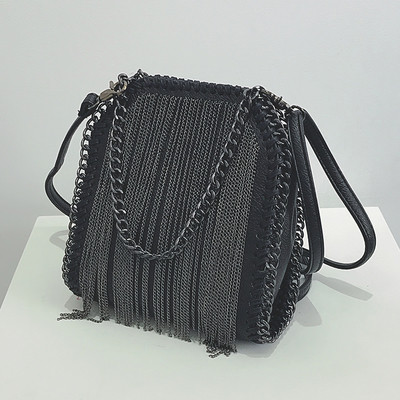 Много красива и стилна дамска чанта в три цвята с метална декорация