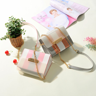 Свежа дамска чанта в три цвята с метална дръжка