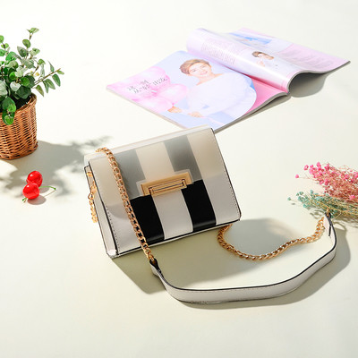 Свежа дамска чанта в три цвята с метална дръжка