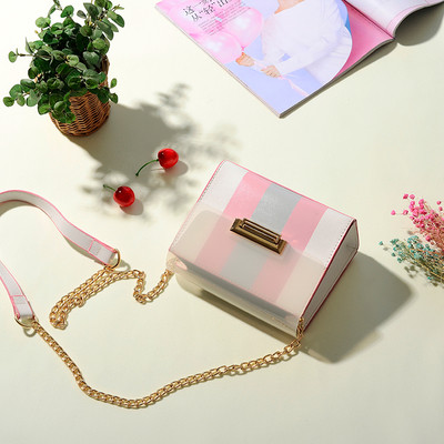 Свежа дамска чанта в три цвята с метална дръжка