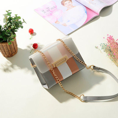 Свежа дамска чанта в три цвята с метална дръжка