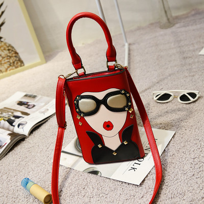 Интересна дамска чанта в три цвята с тънка дръжка