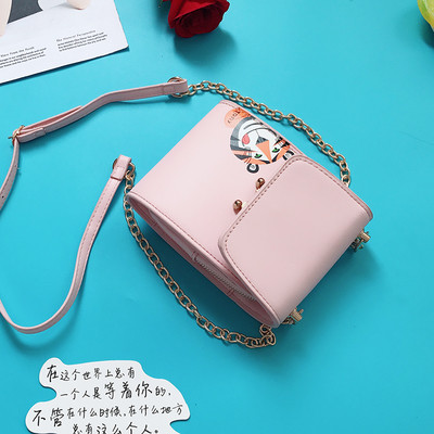 Сладка дамска чанта в четири цвята с апликация на тигър