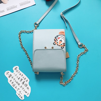 Сладка дамска чанта в четири цвята с апликация на тигър