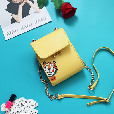 Сладка дамска чанта в четири цвята с апликация на тигър