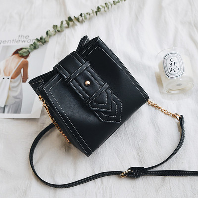 Мини дамска чанта в три цвята с метална дръжка 