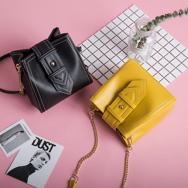 Мини дамска чанта в три цвята с метална дръжка 