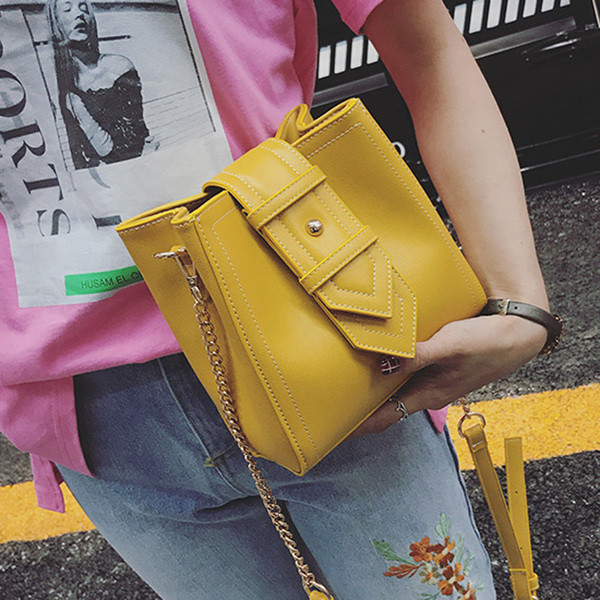 Мини дамска чанта в три цвята с метална дръжка 