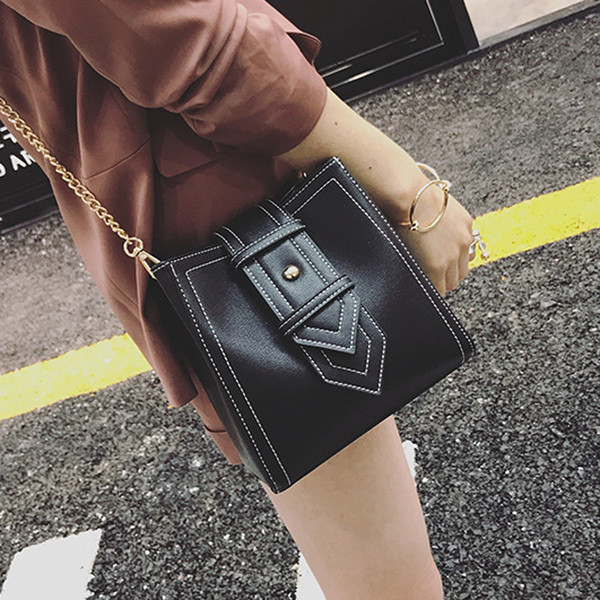 Мини дамска чанта в три цвята с метална дръжка 