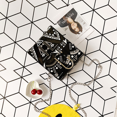 Шарена дамска чанта с метална дръжка и в три разцветки