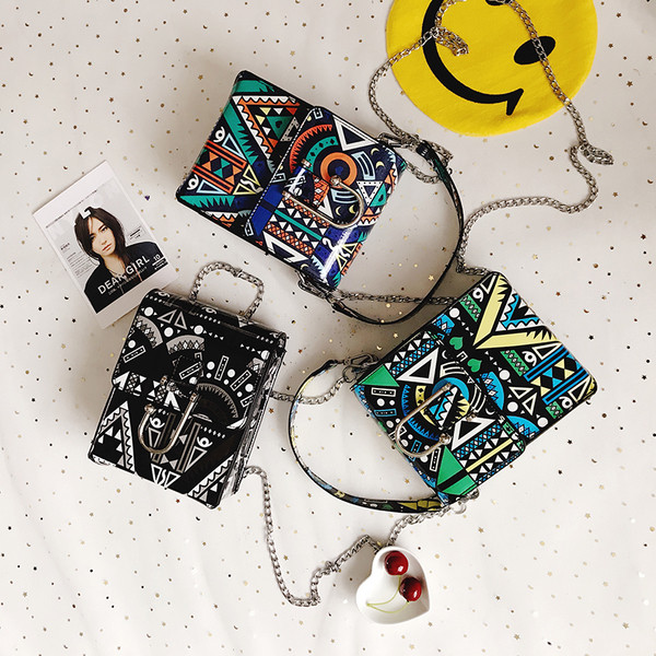 Шарена дамска чанта с метална дръжка и в три разцветки