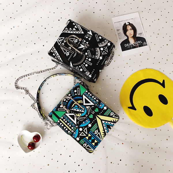 Шарена дамска чанта с метална дръжка и в три разцветки