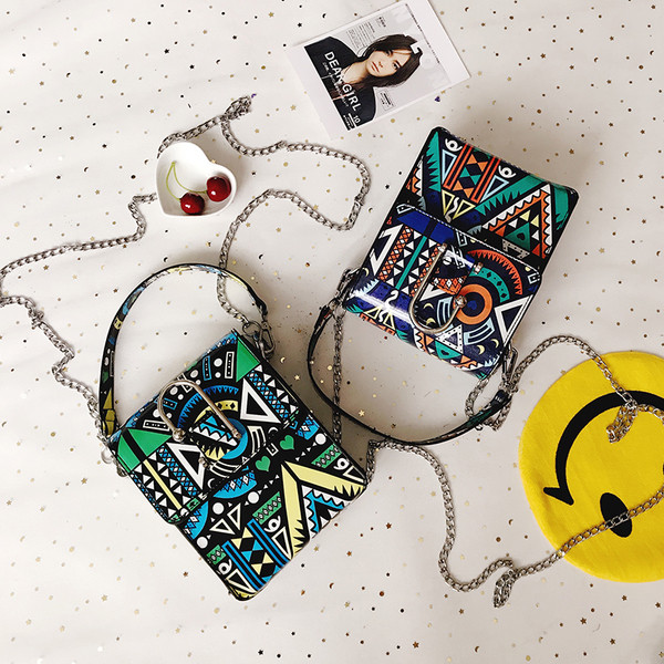 Шарена дамска чанта с метална дръжка и в три разцветки