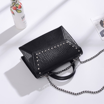 Красива дамска чанта с декорация камъни и с метална дръжка