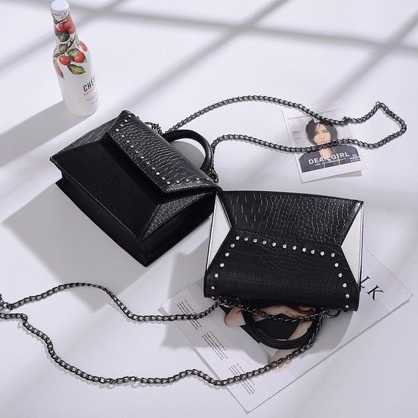 Красива дамска чанта с декорация камъни и с метална дръжка