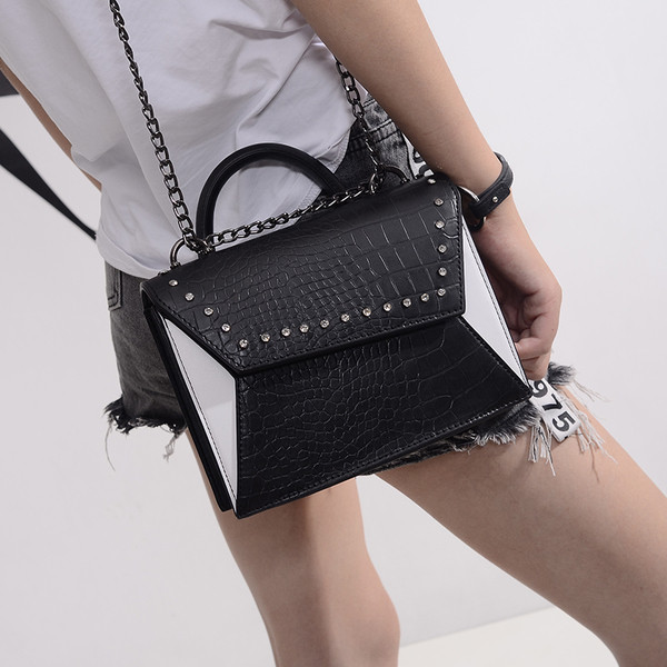 Красива дамска чанта с декорация камъни и с метална дръжка