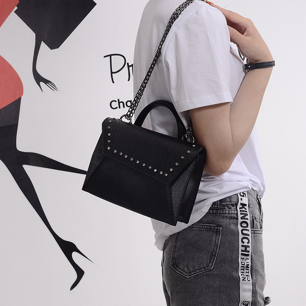 Красива дамска чанта с декорация камъни и с метална дръжка