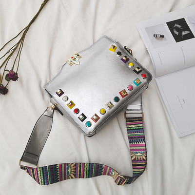 Красива дамска чанта с метална декорация и цветна дръжка