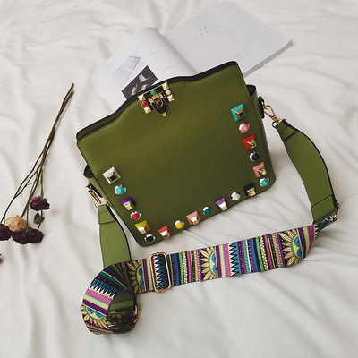 Красива дамска чанта с метална декорация и цветна дръжка