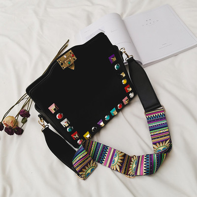 Красива дамска чанта с метална декорация и цветна дръжка