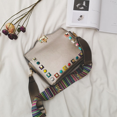 Красива дамска чанта с метална декорация и цветна дръжка