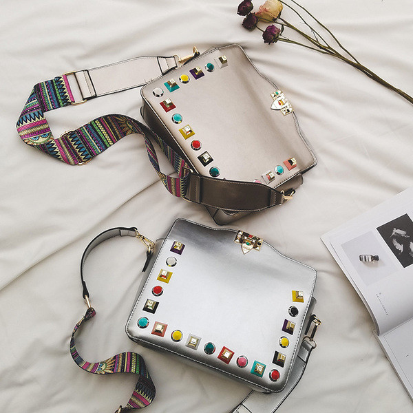 Красива дамска чанта с метална декорация и цветна дръжка